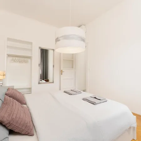 Artistic Luxury Flat With Colosseum View Apartment