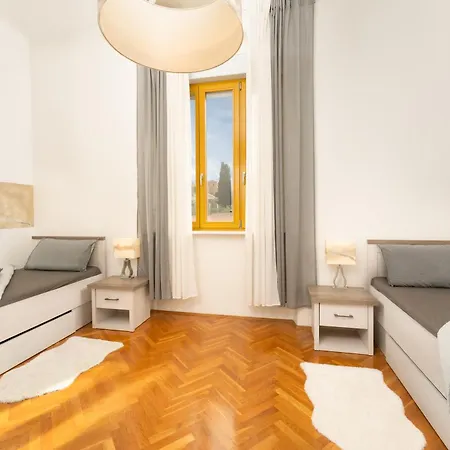 Artistic Luxury Flat With Colosseum View Apartment Pula