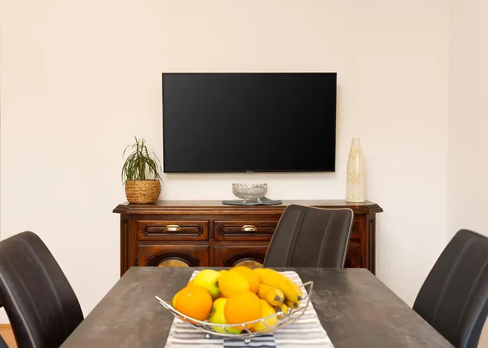 Artistic Luxury Flat With Colosseum View דירה *