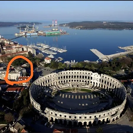 Artistic Luxury Flat With Colosseum View * 풀라
